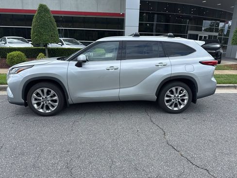 Used 2023 Toyota Highlander Limited AWD/4WD image 3