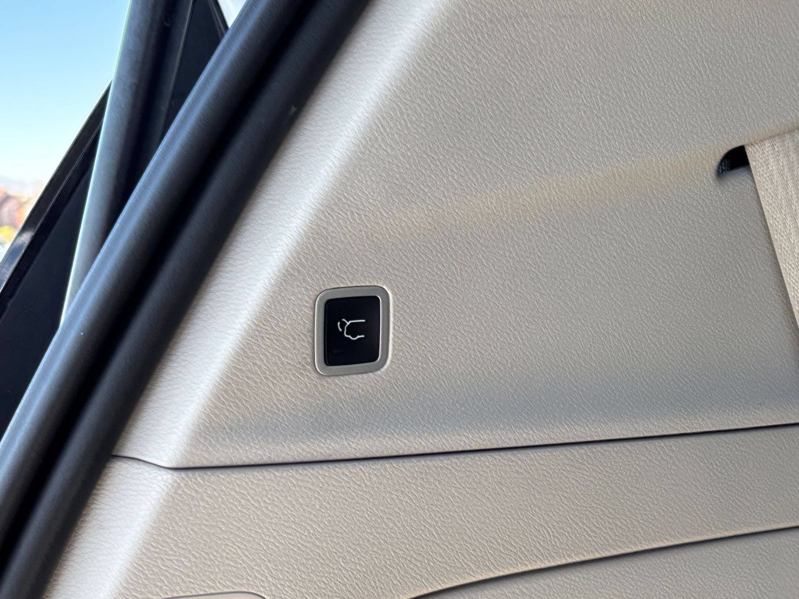 Used 2023 Chrysler Voyager LX FWD image 22