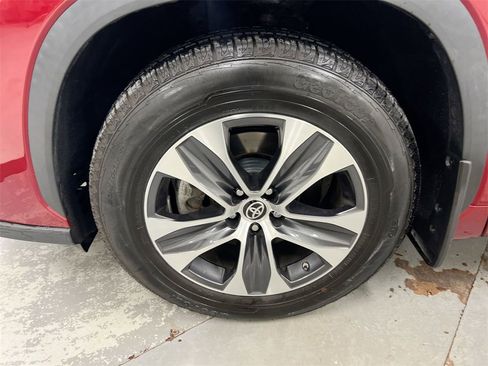 Used 2022 Toyota Highlander XLE image 26