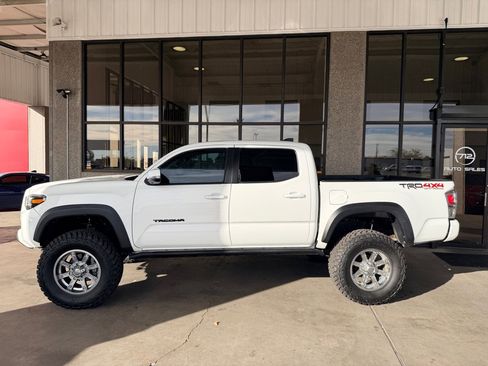 Used 2020 Toyota Tacoma TRD Off-Road image 2