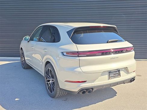 Certified 2025 Porsche Cayenne Base image 3