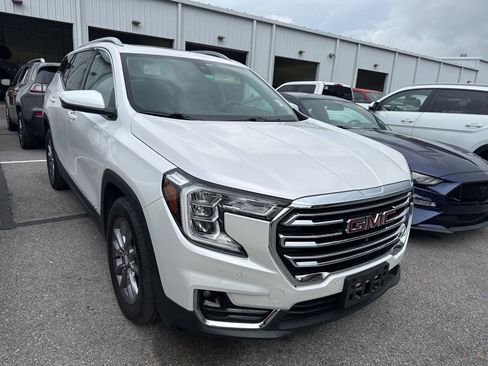 Used 2023 GMC Terrain SLT w/ Tech Package FWD image 3