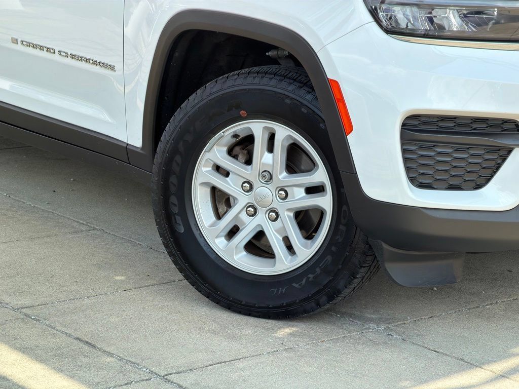 Used 2023 Jeep Grand Cherokee Laredo AWD/4WD image 10