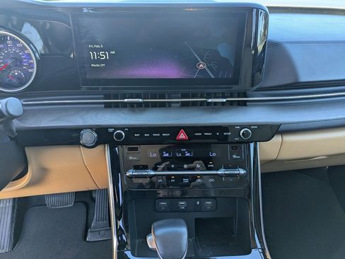 Used 2023 Kia Carnival EX image 20