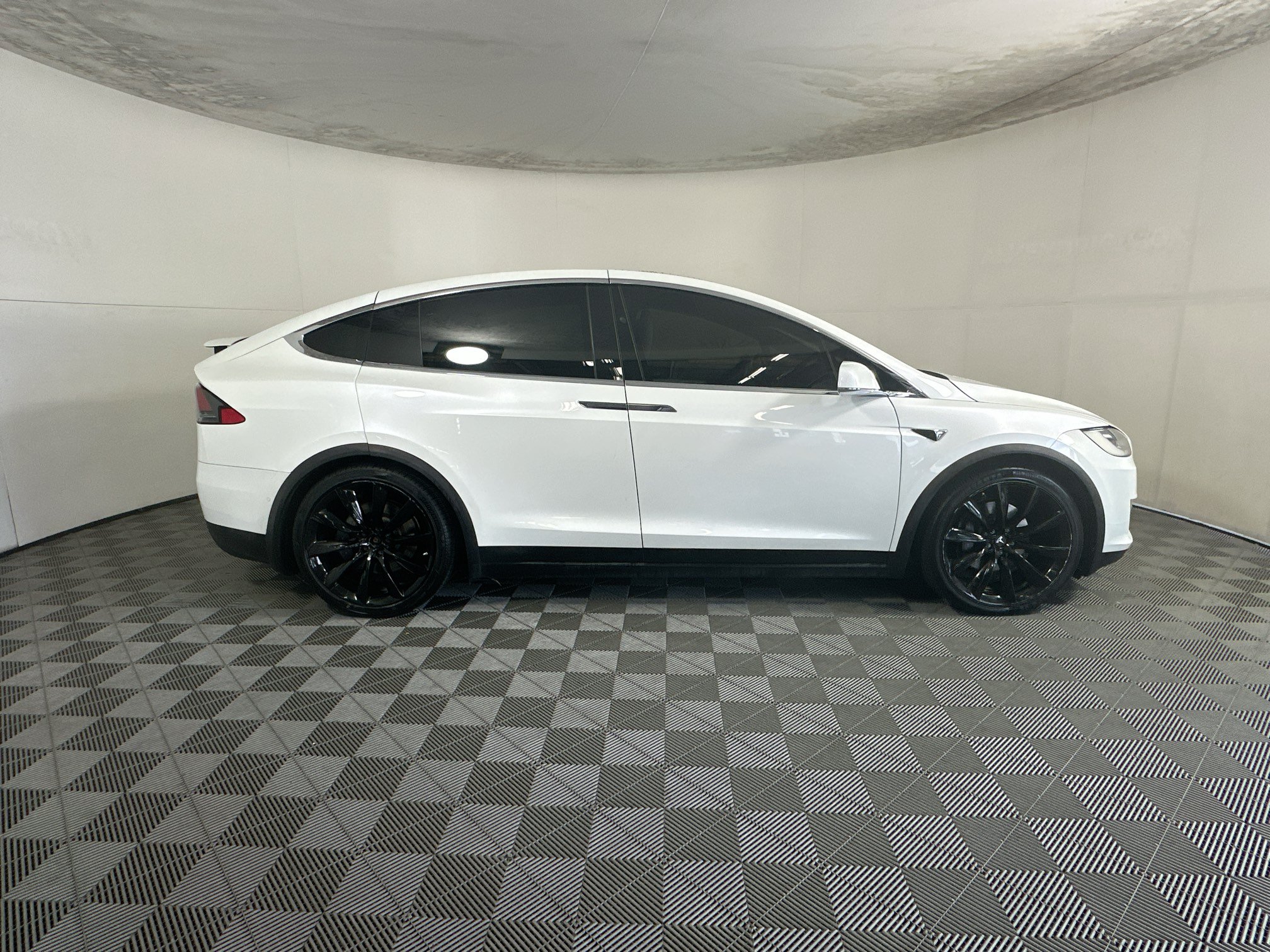 Used 2017 Tesla Model X 75D AWD/4WD image 2