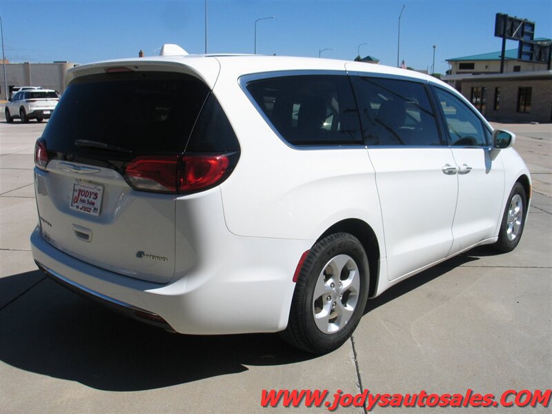 Used 2017 Chrysler Pacifica Touring Plus FWD image 39