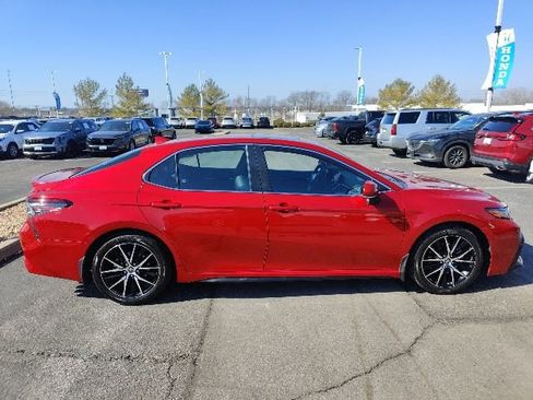 Used 2022 Toyota Camry SE w/ Cold Weather Package image 11