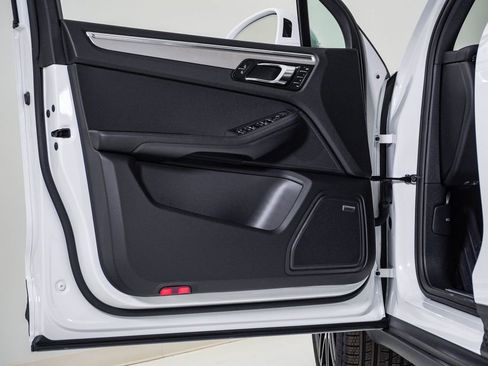 New 2026 Porsche Macan image 25