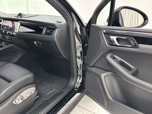 Certified 2025 Porsche Macan image 22