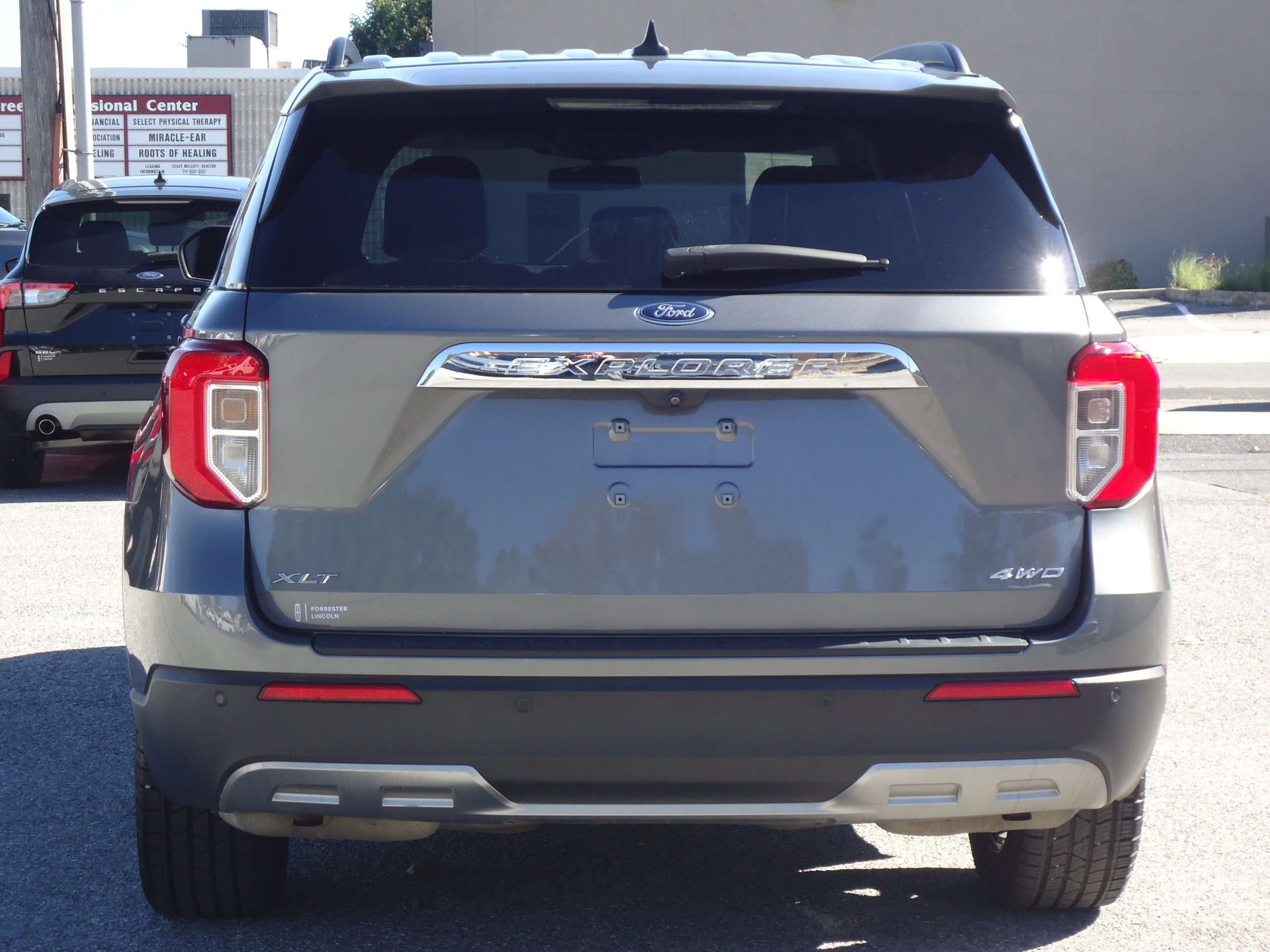 Used 2021 Ford Explorer XLT w/ Equipment Group 202A AWD/4WD image 4