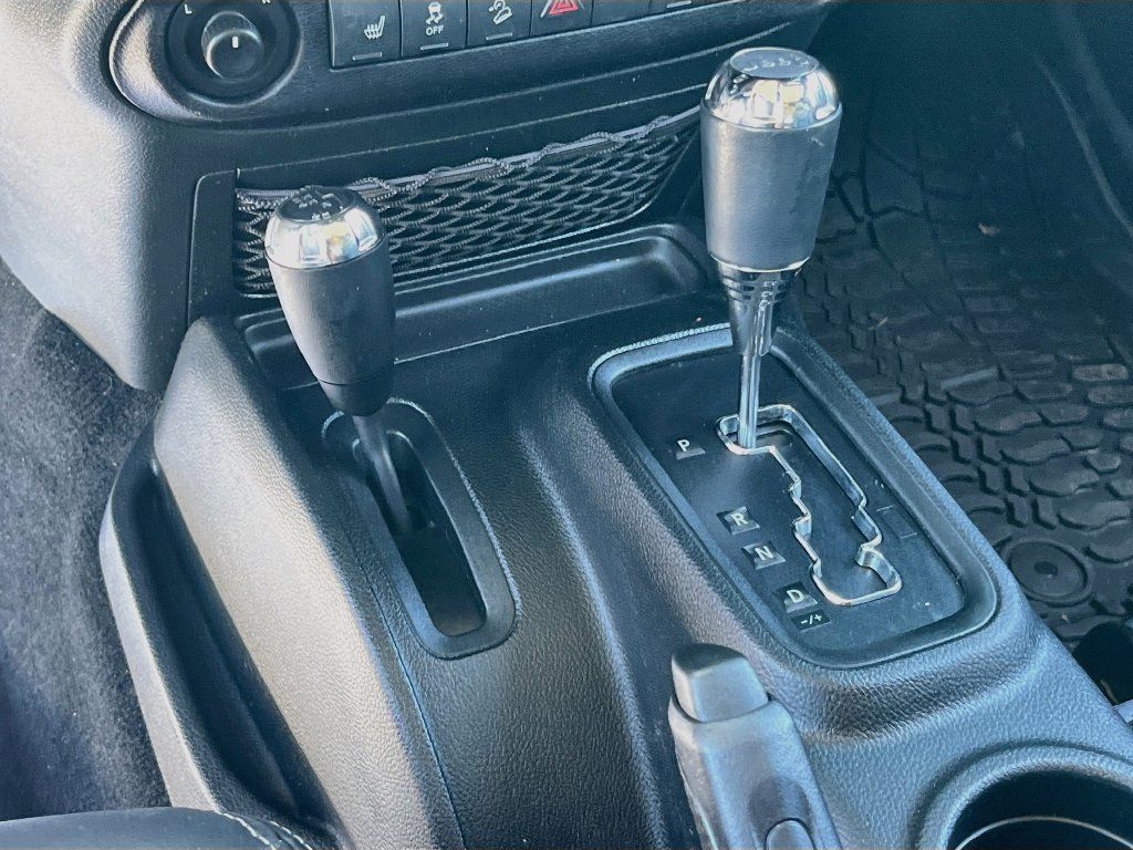 Used 2018 Jeep Wrangler Sahara w/ Connectivity Group AWD/4WD image 14