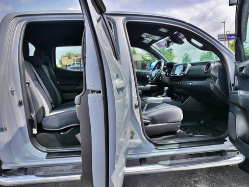 Used 2020 Toyota Tacoma TRD Sport AWD/4WD image 10