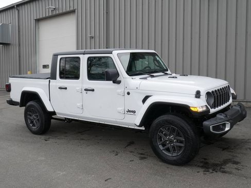 Used 2024 Jeep Gladiator Sport image 8
