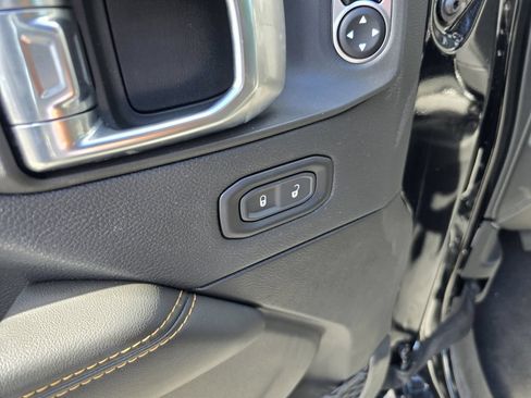 Used 2025 Jeep Wrangler Unlimited Sahara AWD/4WD image 16