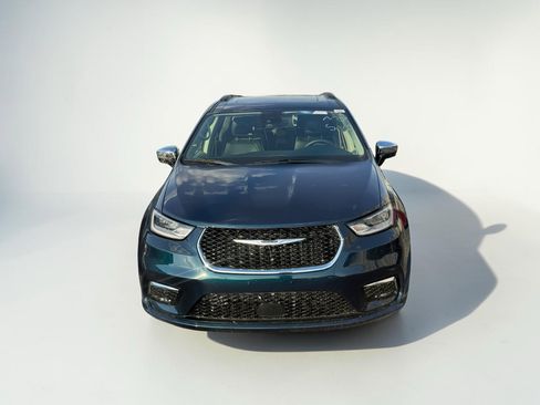 Used 2023 Chrysler Pacifica Limited FWD image 2
