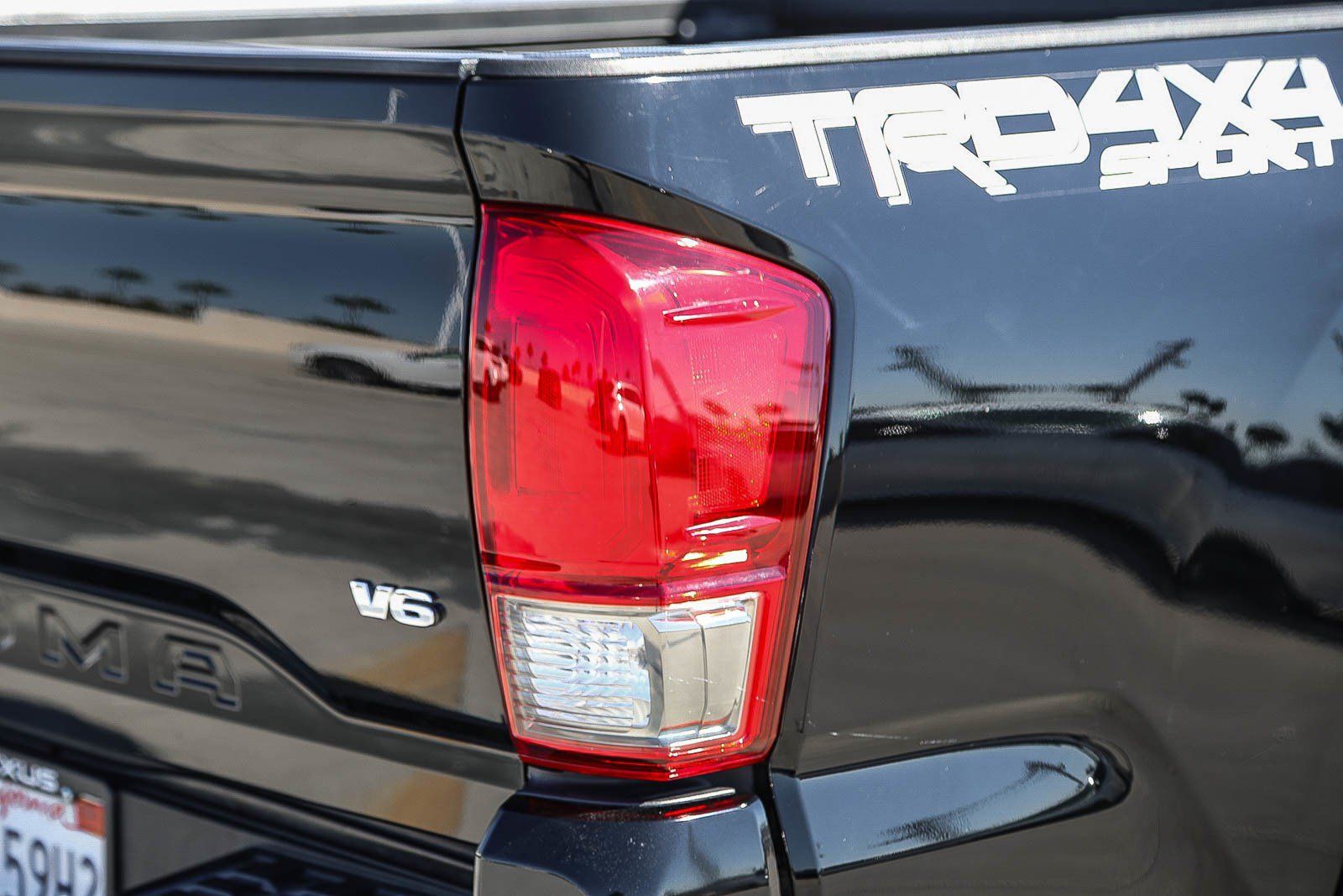 Used 2017 Toyota Tacoma TRD Sport AWD/4WD image 9