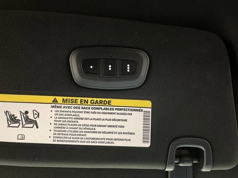 Used 2025 Chrysler Pacifica Limited image 26