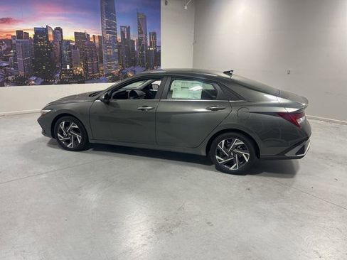 New 2025 Hyundai Elantra Limited image 4