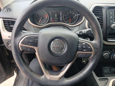 Used 2016 Jeep Cherokee Sport FWD image 13