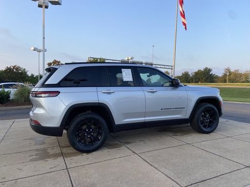 Used 2025 Jeep Grand Cherokee Altitude AWD/4WD image 12