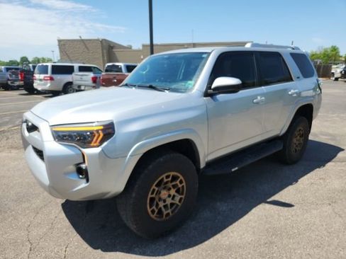 Used 2018 Toyota 4Runner SR5 AWD/4WD image 1