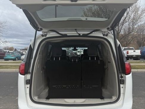 Used 2019 Chrysler Pacifica Limited image 10