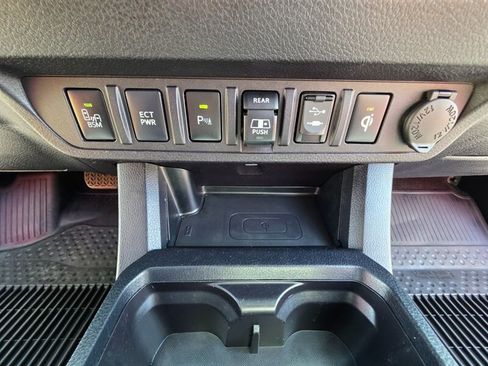 Used 2018 Toyota Tacoma TRD Off-Road w/ Technology Package AWD/4WD image 43