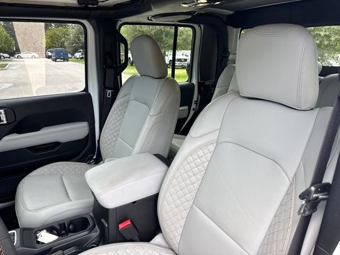 Used 2023 Jeep Gladiator Overland AWD/4WD image 10