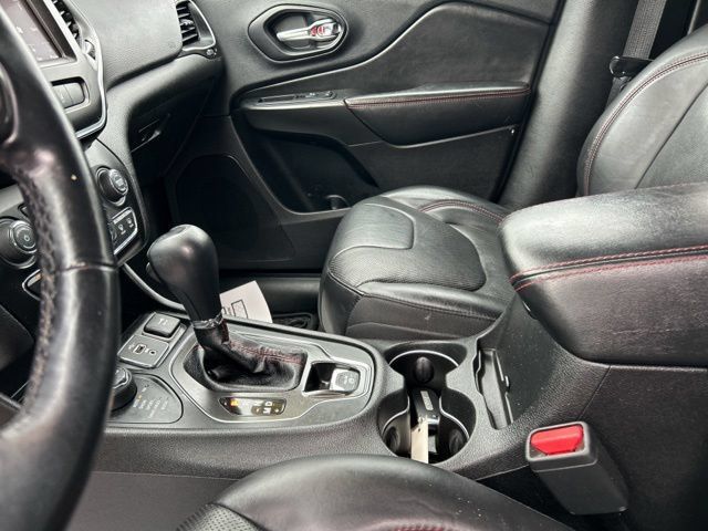 Used 2019 Jeep Cherokee Trailhawk AWD/4WD image 36