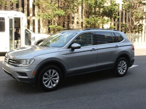 Used 2019 Volkswagen Tiguan SE w/ Panoramic Sunroof Package image 12