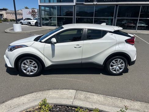 Used 2019 Toyota C-HR LE FWD image 2