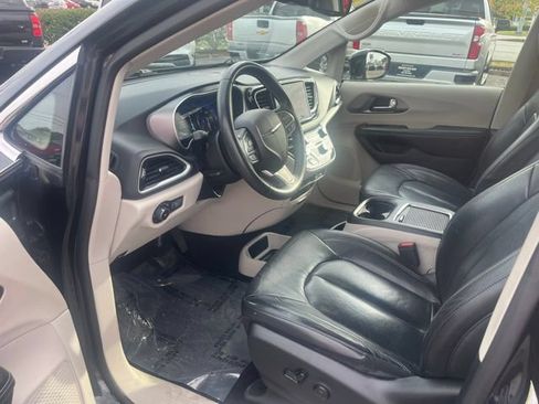 Used 2022 Chrysler Pacifica Touring-L FWD image 17