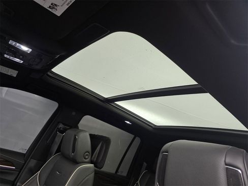 Used 2024 Cadillac Escalade ESV Premium Luxury image 12