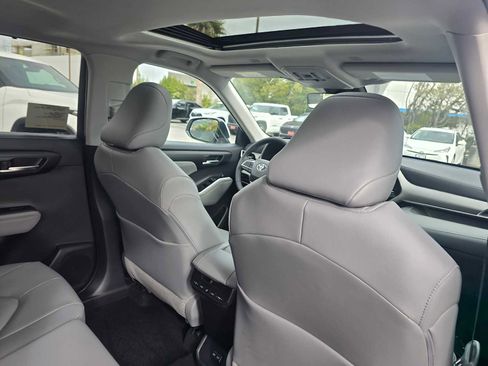 New 2026 Toyota Highlander XLE image 15