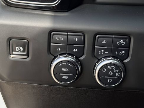 Used 2025 GMC Sierra 2500 AT4 w/ AT4 Premium Plus Package AWD/4WD image 23