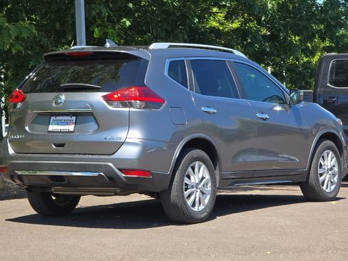 Used 2017 Nissan Rogue SV AWD/4WD image 2