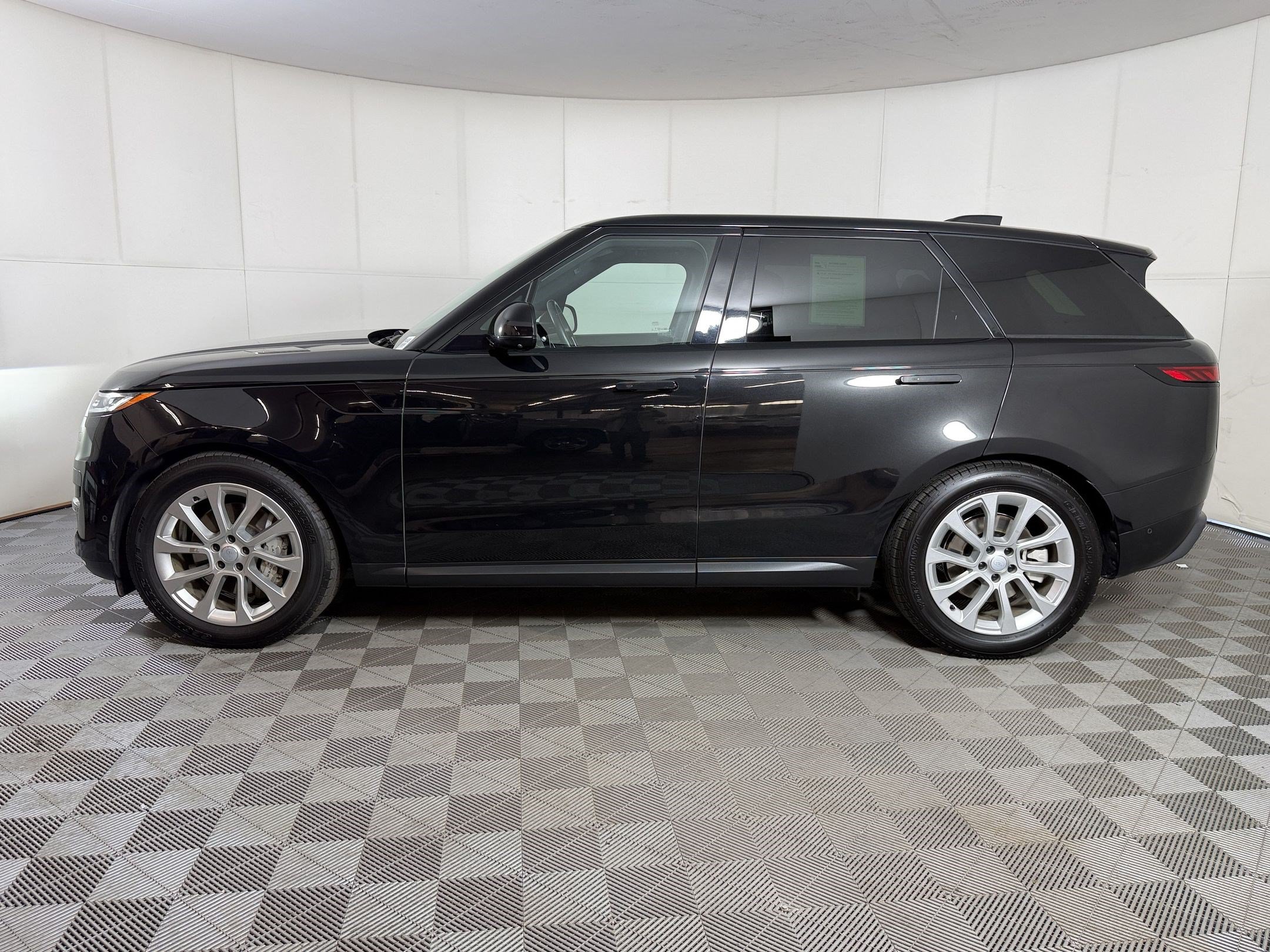 Used 2025 Land Rover Range Rover Sport SE AWD/4WD image 2