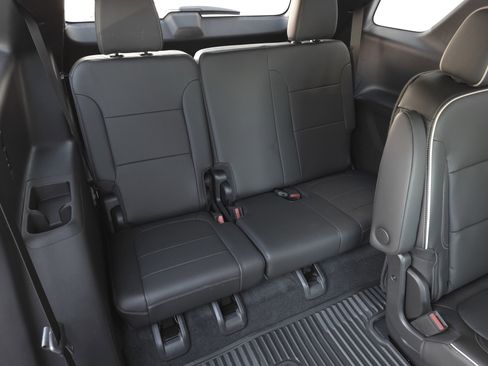 Used 2023 Chevrolet Traverse Premier image 40