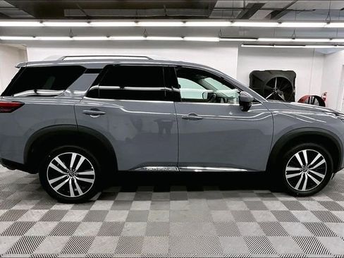 Used 2025 Nissan Pathfinder Platinum AWD/4WD image 15