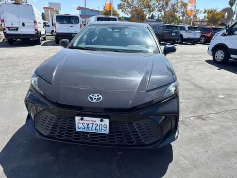 Used 2025 Toyota Camry SE FWD image 3