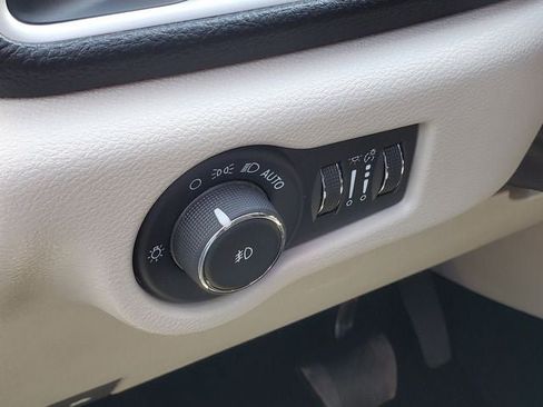 Used 2024 Chrysler Pacifica Limited FWD image 10