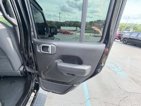 Used 2024 Jeep Wrangler Unlimited w/ Convenience Group AWD/4WD image 38