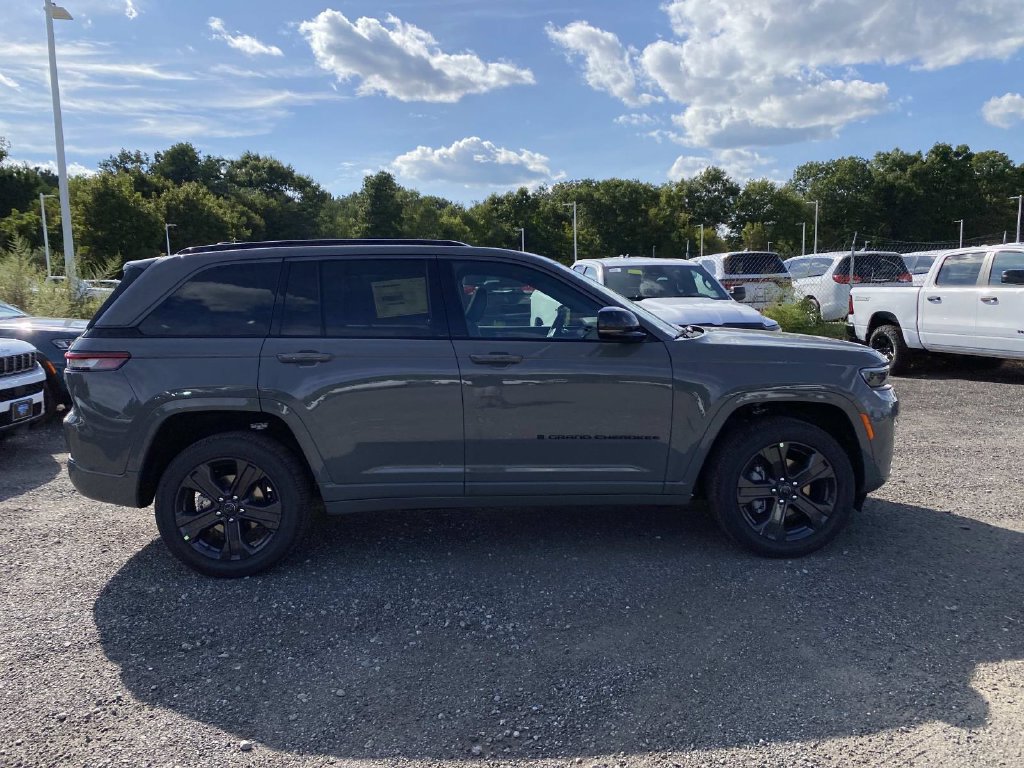 New 2027 Jeep Grand Cherokee Limited AWD/4WD image 2