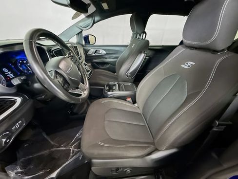 Used 2020 Chrysler Pacifica Touring w/ S Appearance Package FWD image 19