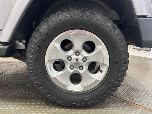 Used 2013 Jeep Wrangler Unlimited Sahara w/ Connectivity Group AWD/4WD image 27