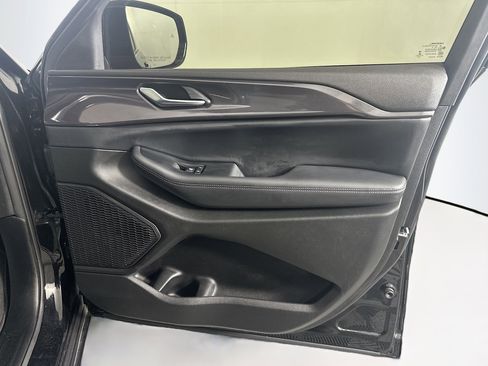 Used 2023 Jeep Grand Cherokee L Laredo image 35