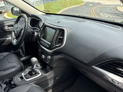 Used 2016 Jeep Cherokee Overland w/ Technology Group AWD/4WD image 31
