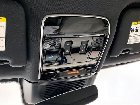 Used 2025 Land Rover Range Rover SE AWD/4WD image 32