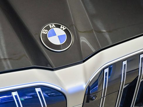 Used 2025 BMW 530i w/ Premium Package image 8