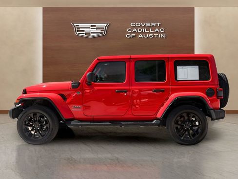 Used 2025 Jeep Wrangler Unlimited Sahara image 2